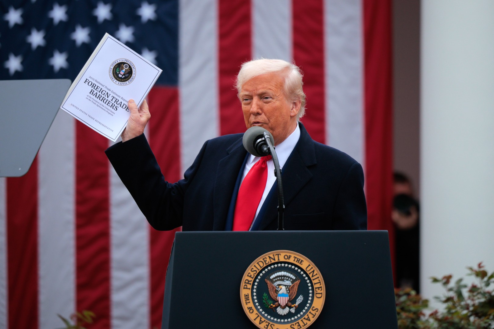 https://www.maisveloz.com/uploads/images/Presidente-dos-EUA-Donald-Trump-fala-durante-um-evento-de-anúncio-comercial-22Make-America-Wealthy-Again22-no-Rose-Garden-na-The-White-House-Metrópoles-3-1250507090529__resized.jpg