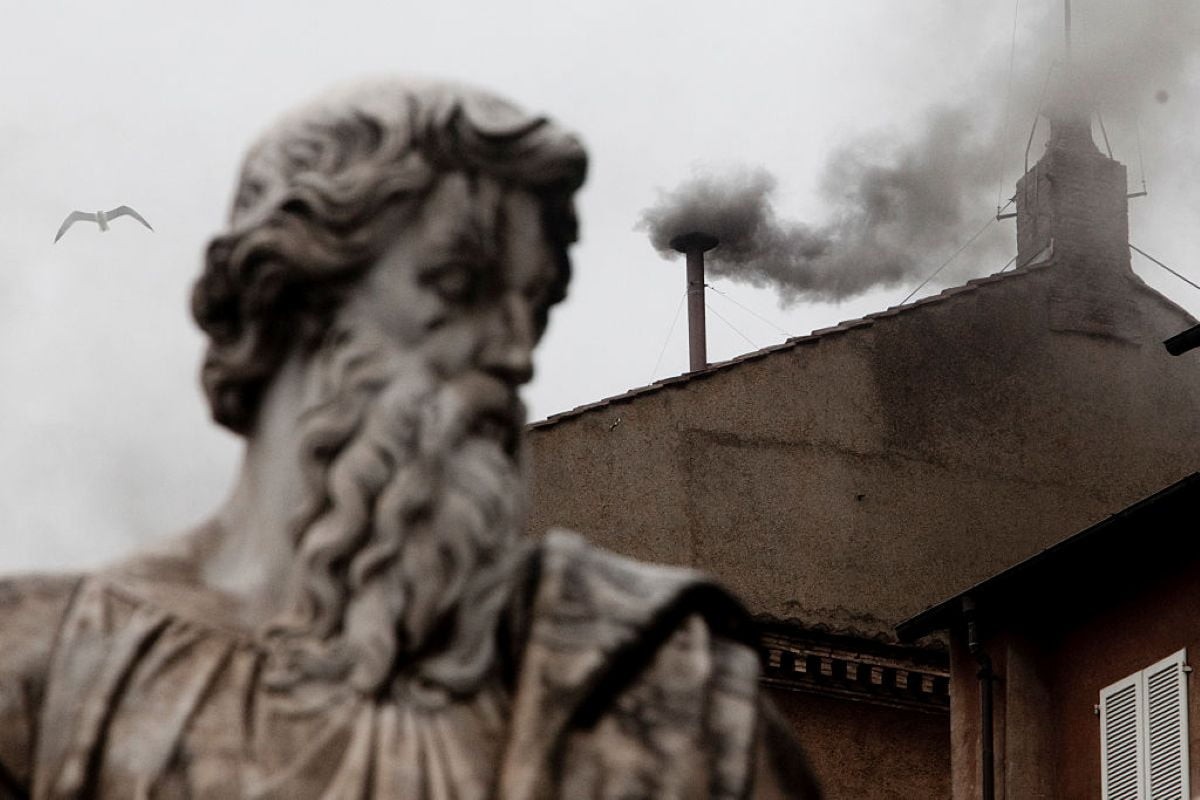 https://www.maisveloz.com/uploads/images/fumaca-preta-conclave-papa.jpg